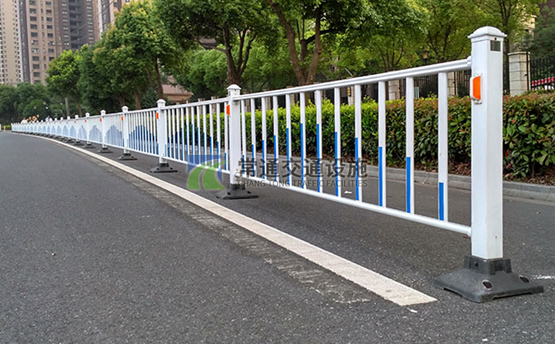 加厚常規(guī)道路市政中心隔離護欄藍白色隔離欄