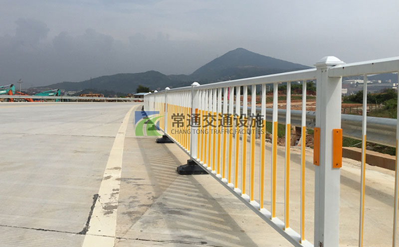 鑄鐵底座防眩板護(hù)欄道路交通護(hù)欄